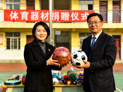 体育器材捐赠仪式 - 开云集团代表向学校校长移交崭新的篮球、足球等体育用品